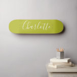 Aangepaste grafische kalligrafie Naam Limoen Chart Persoonlijk Skateboard<br><div class="desc">Minimalistische scriptnaam voor typografie in Chartreuse Skateboard</div>