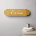 Aangepaste grafische kalligrafie Naam Mustard Yell Persoonlijk Skateboard<br><div class="desc">Minimale scriptnaam voor mustard Yellow Skateboard</div>