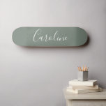 Aangepaste grafische kalligrafie Naam Sage Green Persoonlijk Skateboard<br><div class="desc">De minimalistische Naam van de Typografie van het Manuscript Typografie in Sage Green Skateboard</div>