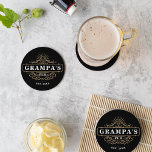 Aangepaste Grampa's Pub Home Bar Jaar ingesteld Ronde Kartonnen Onderzetter<br><div class="desc">Geef een speciale grootvader met deze geweldige aangepaste onderzetters voor Vaderdag. Maakt een geweldige aanvulling op de opstelling van de thuisbalk van opa,  met "Grampa's Pub" en het jaar dat is ingesteld op een  staafbalk. Al tekst is klantgericht; schakelaar omhoog de bijnaam of de swbar voor pub indien gewenst.</div>