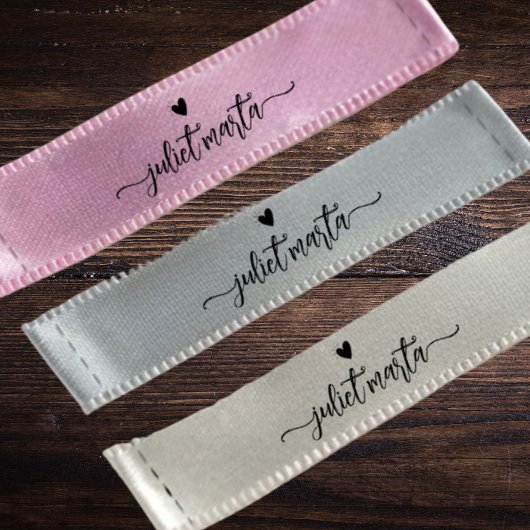 Aangepaste grijs knippen en naaien handtekening na satijnen lint