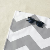 Aangepaste Grijze Blauwgroen Chevron Fire Truck Bo Strandlaken (In situ)