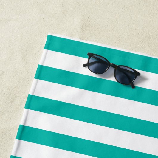 Aangepaste grijze groene en witte Cabana Stripe Strandlaken (In situ)