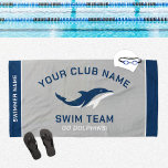 Aangepaste grijze zeemacht — zwemnaam strandlaken<br><div class="desc">Het gepersonaliseerde ontwerp van de zwemteamhanddoek voor zwemmers kenmerkt douanetekst voor de voor- en achternaam van de zwemmer, de naam van de zwemteamclub, en mascot of andere tekst. Voeg uw teamlogo aan het dolfijnplaceholder afbeelding toe. Het kleurenschema van grijs, marineblauw en wit kan worden gewijzigd om met uw teamkleuren te...</div>