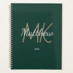 Aangepaste Groene Monogram Initiaal Naam Minimalis Planner<br><div class="desc">Personaliseer en voeg jouw naam,  monogram initialen,  en jaar toe. (Elk jaar) Gouden en witte letters. De naam is geschreven met een handgeschreven stylescript.</div>