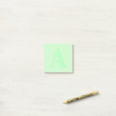 Aangepaste groene Monogram Post-it® notes (Op bureau)