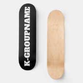 AANGEPASTE GROEPSNAAM KPOP (MINIMALIST) PERSOONLIJK SKATEBOARD (Voorkant)