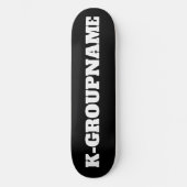 AANGEPASTE GROEPSNAAM KPOP (MINIMALIST) PERSOONLIJK SKATEBOARD (Voorkant)