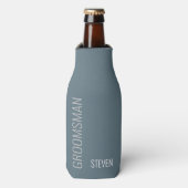 Aangepaste Groomsman Modern Dusty Blue Custom Flesjeskoeler (Fles Voorkant)