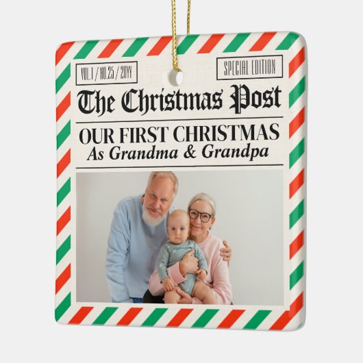 Aangepaste grootouders Onze Eerste Kerst Krant Keramisch Ornament (Links)