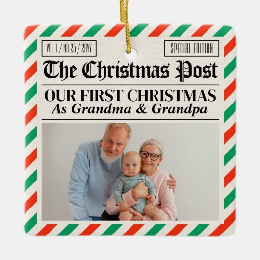 Aangepaste grootouders Onze Eerste Kerst Krant Keramisch Ornament (Voorkant)