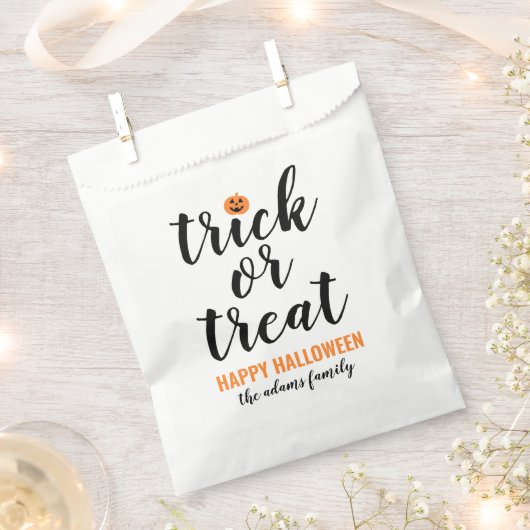 Aangepaste halloween trick or treat modern script bedankzakje (Geknipt)