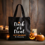 Aangepaste halloween trick or treat modern script tote bag<br><div class="desc">Deze enge schattige Halloween tas/snoep tassen zijn voorzien van "Trick or treat" in een modern wit script met een oranje jack o'lantern pompoentaccent en zwarte achtergrondkleur.</div>