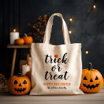 Aangepaste halloween trick or treat modern script tote bag<br><div class="desc">Deze enge schattige Halloween tas/snoep tassen zijn voorzien van "Trick or treat" in modern zwart script met een oranje jack o'lantern pompoen accent. Pas de juiste tassen aan en betaal deze voor uw familie.</div>