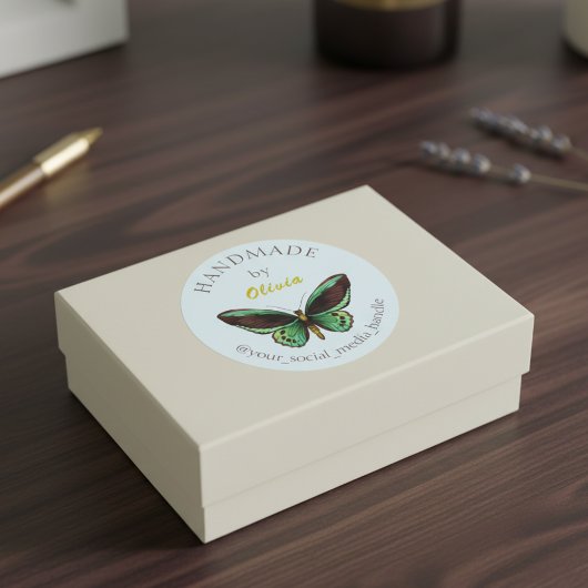 Aangepaste handgemaakte labels met vlinderillustra