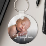 Aangepaste  handgeschreven naam Baby Foto Sleutelhanger<br><div class="desc">Creëer uw eigen gepersonaliseerde ronde zeer belangrijke ketting met uw douane handgeschreven manuscriptnaam en de foto van de baby.</div>