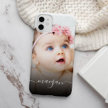Aangepaste handleiding voor de naam van de Baby iPhone 15 Mini Hoesje<br><div class="desc">Creëer uw eigen gepersonaliseerde iPhone 11 hoesje met uw douane moderne handgeschreven manuscriptnaam en favoriete baby foto.</div>