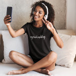 Aangepaste hashtag | Moderne minimalistische handg T-shirt<br><div class="desc">Een eenvoudig, stijlvol aangepast hashtag-ontwerp op maat dat gemakkelijk kan worden aangepast aan je favoriete hash die je gebruikt op Twitter, Instagram, Facebook, Pinterest of je andere social media accounts. Maak je eigen #hashtag viraal met dit aangepaste ontwerp! #YourHashtag in modern minimalistisch manuscript handgeschreven typografie klaar voor uw douane label...</div>