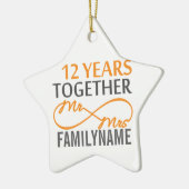 Aangepaste heer en mevrouw 12de Jubileum Keramisch Ornament (Links)