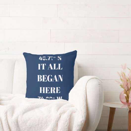 Aangepaste 'Het Is Allemaal Begonnen' Coördinaten Kussen (Bank)