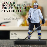 Aangepaste hockeyspeler Acryl Fotosculptuur Staand Fotobeeldje<br><div class="desc">Onsterfelijk de energie en passie van hockey met een gepersonaliseerde acryl foto sculptuur! Dit op maat gesneden beeldje transformeert je foto in een opvallende aandenken, perfect voor het herdenken van prestaties, het presenteren van je favoriete atleet of het geven van geschenken aan hockeyfans. Begin met het verwijderen van de achtergrond...</div>