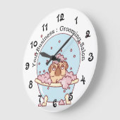 Aangepaste hond die salonpug in bad grote klok (Hoek)