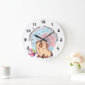 Aangepaste hond die zalm aanplant en bellen grote klok (Huis)