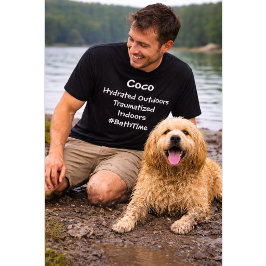 Aangepaste hond gehydrateerd buiten getraumatiseer t-shirt