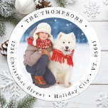 Aangepaste Hondenfoto Christmas Kaart Retouradres Ronde Sticker<br><div class="desc">Vier het vakantieseizoen met onze prachtige Round Photo Return-adreslabels, perfect voor het toevoegen van een persoonlijk tintje aan uw kerstkaarten en groeten. Ontworpen met eenvoud en moderne flair, hebben deze labels een charmante ronde vorm die de foto van uw gezin prachtig lijsten of een prachtige momentopname van uw geliefde huisdieren,...</div>