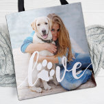 Aangepaste Hondenliefhebber Pet foto van LOVE Pw a Tote Bag<br><div class="desc">HOUD! Viel uw beste vriend met een aangepaste unieke canvas tas van de hondenfoto en keepslag. Verrassend je favoriete hondenliefhebber, of het nu een verjaardag, Moederdag, Valentijnsdag of Kerstmis is met deze leuke liefdesfoto-canvas tas. Deze canvas tas van een hondje met een pootafdrukontwerp is het perfecte cadeau voor jezelf, familie...</div>