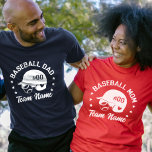 Aangepaste honkbal papa mama met naam en nummer t-shirt<br><div class="desc">Maak je klaar voor de speeldag met dit aangepaste honkbal T-shirt, perfect voor honkbal, softbal of t-shirt-ball moeders, mamas, vaders en honkbalfans! Dit t-shirt kan worden gepersonaliseerd met jouw naam, nummer of teamnaam voor een unieke touch. Gemaakt van zacht en comfortabel materiaal, dit shirt zal uw go-to worden voor het...</div>
