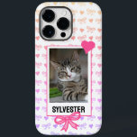 Aangepaste huisdier portret Schattige roze lint ha Case-Mate iPhone 14 Pro Max Hoesje<br><div class="desc">Geniet van uw dierbare dierenherinneringen en voeg een vleugje schattige charme toe aan uw dagelijks leven met deze fascinerende telefoonhoes met een gepersonaliseerd dierenportret omlijst in een retro instant fotostijl, versierd met delicate roze linten en harten. Dit hartverwarmende ontwerp straalt een gevoel van nostalgie, liefde voor huisdieren en een vleugje...</div>