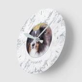 Aangepaste huisdierfoto & naam - nepmarmertextuurl ronde klok (Hoek)