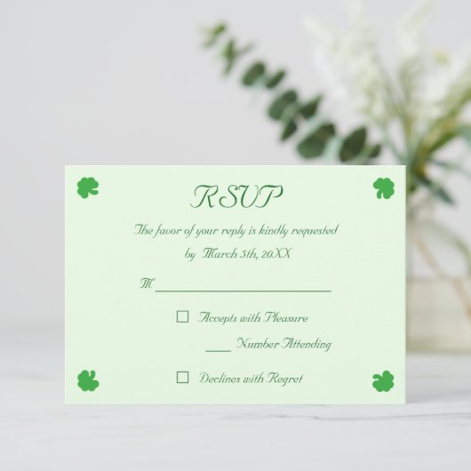 Aangepaste Ierse Groene Shamrock Klaver Bruiloft R RSVP Kaartje (Staand voorkant)