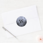 Aangepaste Initiaal Blauwe Mist Haunted Sky Sticke Ronde Sticker (Envelop)