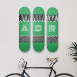 Aangepaste Initiaal Letter 8 1/4" Skateboard Deck<br><div class="desc">Koop dit gewaagde skateboard met aanpasbare initialen letter. Show dat u in uw fractie aanwezig bent! Bestel er nu zelf een!</div>
