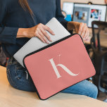 Aangepaste Initiaal naam Blush Roze Typografie Scr Laptop Sleeve<br><div class="desc">Deze laptop sleeve in een delicate blush roze tint heeft een uniek en strak ontwerp met een initiaal monogram, waardoor een vleugje individualiteit aan uw toestel wordt toegevoegd. De eenvoud straalt elegantie uit en biedt zowel stijl als bescherming voor uw laptop. Omhels een chique en gepersonaliseerde accessoire met dit sleeve,...</div>