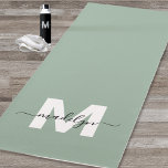 Aangepaste Initiaal naam Monogram Sage Groen Yogamat<br><div class="desc">Creëer uw eigen gepersonaliseerde moderne vetgedrukte scriptnaam Monogram Sage Green en White Double-Sided Yoga Mat. Deze chique, luxueuze yogamat is voorzien van een stijlvol monogram-ontwerp met een zachte saliegroene achtergrond en een gewaagd wit initiaal, bedekt met een vloeiende zwarte scriptnaam voor een persoonlijk tintje. Deze mat is ontworpen voor beide...</div>