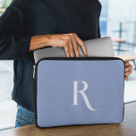 Aangepaste Initiaal naam Unique Clean Typography B Laptop Sleeve<br><div class="desc">Deze blauwe laptophoes heeft een uniek typografisch ontwerp met een initiaal en naam met monogrammen en voegt een gepersonaliseerde touch toe aan uw toestel. De aparte stijl onderscheidt zich, en biedt zowel individualiteit als bescherming voor uw laptop. Verhoog uw technische accessoires met dit opvallende sleeve, dat uniciteit en functionaliteit combineert...</div>