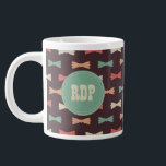 Aangepaste Initialen Muliticolor Bowties Hipster Grote Koffiekop<br><div class="desc">Pas deze kop koffie/thee/soep aan als een geweldig geschenk voor het gekke wonder in je leven. Een leuk motief van kom's in aqua, zalm en beige op een donkerbruine achtergrond past perfect in de studie, kantoor of man grot van je hipster. Zijn initialen zullen aan beide zijden van de mok...</div>