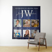 Aangepaste Initialen Verjaardag Banner Blue Silver Wandkleed (In situ)
