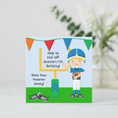Aangepaste jongen in Blue Football Birthday Invita Kaart (Staand voorkant)