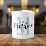 Aangepaste Jumbo voor modern script monogram Grote Koffiekop<br><div class="desc">Elegante, moderne gigantische koffie-mok met uw eigen naam en monogram in een trendy handgeschreven script kalligrafie in minimaal stoffelijk lichtblauw en zwart, dit grote, door typografie aangedreven design is een geweldig geschenk voor medewerkers, leerkrachten, touringcars, vriendinnen, vriendinnen, vrouwen, dochters, of enig ander werk- of familielid! Geweldig voor het kantoor- of...</div>