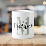 Aangepaste Jumbo voor modern script monogram Grote Koffiekop<br><div class="desc">Elegante, moderne gigantische koffie-mok met uw eigen naam en monogram in een trendy handgeschreven script calligrafie design in een minimaal stoffelijk licht groen en zwart licht. Dit grote, door typografie aangedreven design biedt medewerkers, leerkrachten, touringcars, vriendinnen, vriendjes, vrouwen, dochters, of enig ander werk- of familielid een geweldig cadeau! Geweldig voor...</div>