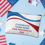 Aangepaste kandidaat voor President 2024 Etui<br><div class="desc">Pas je eigen accessoirezakje voor politieke campagne aan door je eigen naam of een andere politicus toe te voegen onder deze artistieke Amerikaanse vlag in rood,  wit en blauw. Voeg een aangepaste naam voor president in 2024 toe aan deze cosmetische tas.</div>