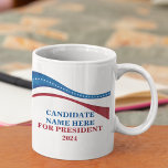 Aangepaste kandidaat voor President 2024 Koffiemok<br><div class="desc">Pas je eigen verkiezingscampagne aan door je eigen naam of een andere mok toe te voegen onder deze artistieke Amerikaanse vlag in rood,  wit en blauw. Voeg een aangepaste naam toe voor president in 2024.</div>