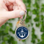 Aangepaste kapitein marine en bootnaam Anchor Sleutelhanger<br><div class="desc">Het ronde nautische ontwerp van de sleutelhanger is voorzien van een eenvoudig,  stijlvol blauw en wit kustontwerp met bootankeraccent. Pas de aangepaste tekst aan met de naam van de eigenaar/kapitein van de boot en de boot,  de locatie of een andere gewenste tekst.</div>