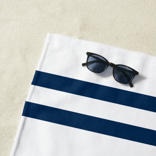 Aangepaste kapitein naam zeemankerringboei strandlaken (In situ)