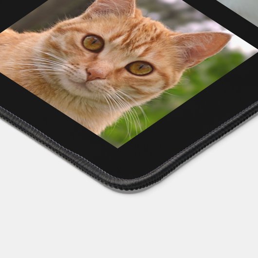 Aangepaste kat foto's op zwart bureaumat (Hoek)