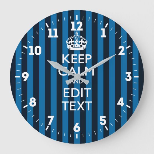 Aangepaste Keep Calm Get Jouw tekst Blue Stripes Grote Klok (Voorkant)